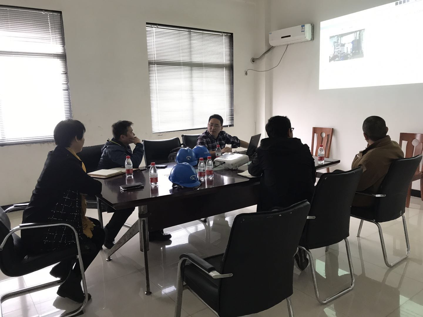 神华集团低碳所博士一行到焦作万方项目部考察参观